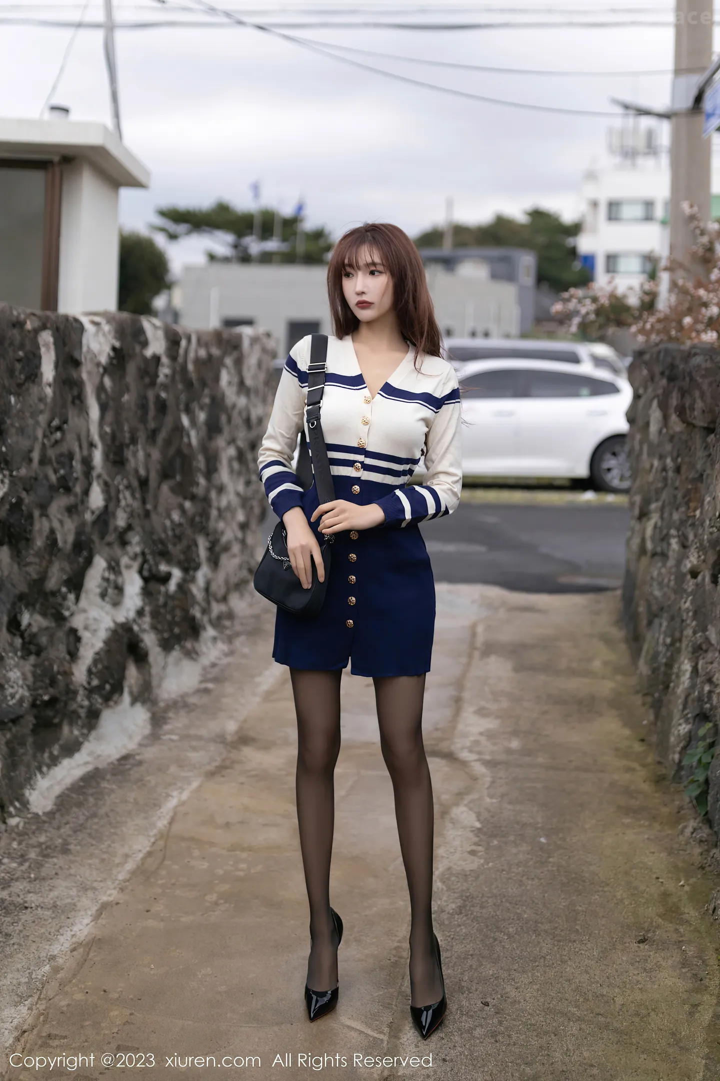 图片[2]-[XiuRen秀人网]VOL.7606 模特陆萱萱蓝白拼色连衣短裙露玫红色内衣配超薄黑丝性感写真79P-秀人网官方网站